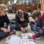 Un parcours de labyrinthe à trouver, des lettres à placer dans la grille, pour à la fin trouver un mot de 3 lettres : ART.