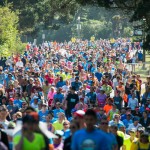 Il y avait du monde pour la course, mais saurez vous retrouver l'homme qui a oublié ses habits dans cette photo ?