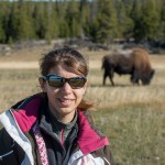 Laetitia, prête à aller faire un calin à un gros bison.