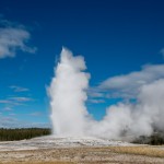 Une éruption du « Old Faithful », elles ont lieu toutes les 50 minutes (à plus ou moins 10 minutes près), donc l'heure de la prochaine éruption est annoncée dans le visitor center et les gens attendent sur des bancs autour..