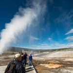 Il faut s’enfuir en fur et à mesure que le vent tourne pour ne pas se faire doucher par le geyser. L'éruption peut monter jusqu'à 60m de haut et mouille pas mal (nous nous sommes faits prendre un peu tout à la fin).