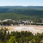 Le site d'Old Faithful vu du dessus, avec le geyser et les bancs en cercle autour, et le visitor center avec une grande baie vitrée pour pouvoir regarder les éruptions en hiver quand il fait trop froid.