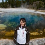 Laetitia devant la « Beauty Pool » dans le « Upper Geyser Basin » près de l'Old Faithful.