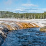 Les coulées des geysers qui se déversent dans la rivière.