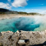 La « Sapphire Pool » et son eau très bleue qui indique que l'eau est très chaude.