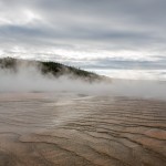 L'eau qui s'écoule de la « Grand Prismatic Spring ». Il faisait trop froid et l'eau fumait trop pour que l'on voie les jolies couleurs de la source.