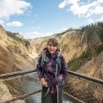 Laetitia devant le canyon de Yellowstone, avec les pierres jaunes qui ont donné leur nom au parc.