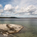 Le « Big Cone », l'un des quelques geysers sortant directement dans le lac dans la zone du « West Thumb ».