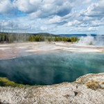L'« Abyss pool », toujours à West Thumb, avec le lac derrière.