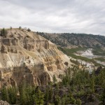 La rivière de Yellowstone avec les même falaises de grès jaunes que dans le canyon.