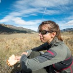 Laetitia qui mange un sandwich.