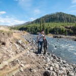 Laetitia et Matthieu à côté de la « Cache Creek », un petit coin de rivière coincé entre les montagnes.